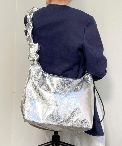 fredy emue（フレディエミュ）の「メタルギャザーワンハンドルバッグ（ショルダーバッグ・レディース・シルバー/ブロンズ・FREE）」の3枚目の写真