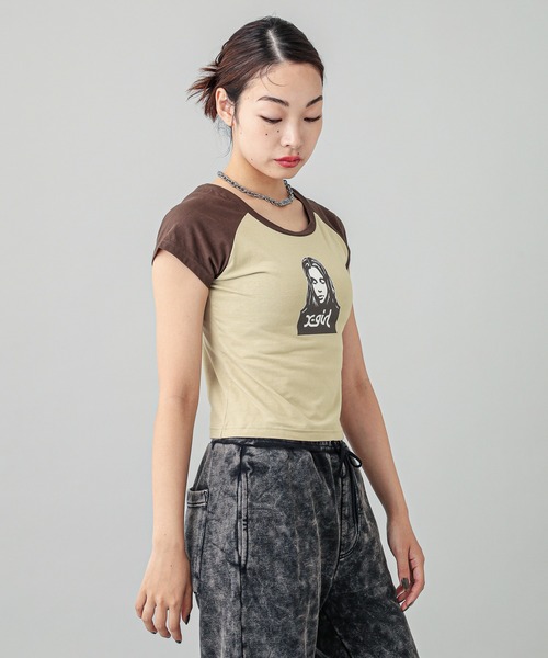 X-girl（エックスガール）の「FACE RAGLAN BABY TEE（Tシャツ