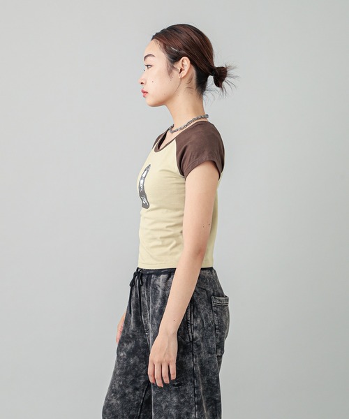 X-girl（エックスガール）の「FACE RAGLAN BABY TEE（Tシャツ