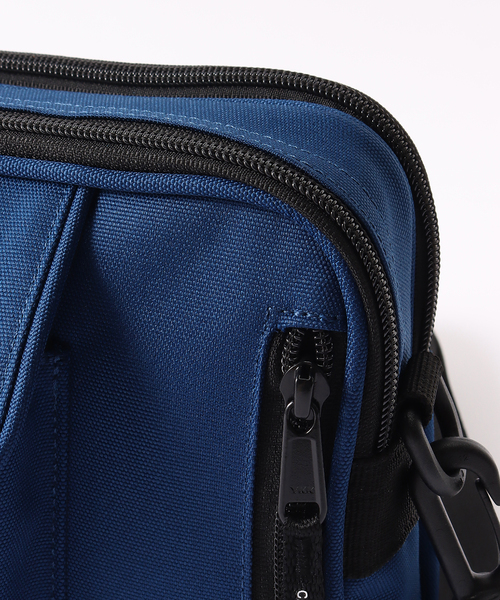 Carhartt WIP(カーハートダブリューアイピー)の「CARHARTT WIP ESSENTIALS BAG SMALL 1031470(ショルダーバッグ・メンズ・ブラック/モカ/ダークブルー・FREE)」の4枚目の写真