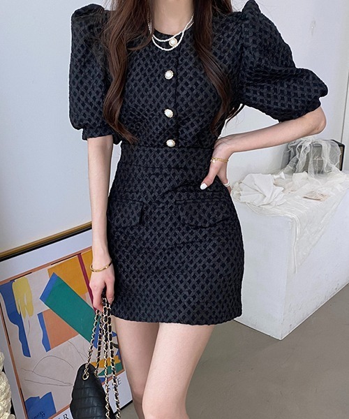 gossip!ロサンゼルス(ゴシップロサンゼルス)の「ふくれジャガード パフスリーブ ブラウス+ミニスカート(セットアップ・レディース・ブラック/ホワイト・FREE)」の2枚目の写真