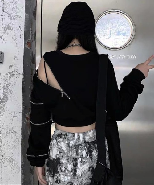 .KOM（ドットコム）の「『.KOM/ドットケーオーエム』ZIP付き2WAYオフショルダー【Y】【CN】（Tシャツ/カットソー・レディース・ブラック・FREE）」の6枚目の写真