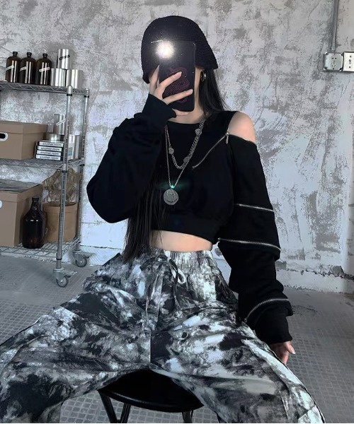 .KOM（ドットコム）の「『.KOM/ドットケーオーエム』ZIP付き2WAYオフショルダー【Y】【CN】（Tシャツ/カットソー・レディース・ブラック・FREE）」の4枚目の写真