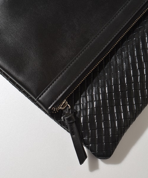 SHIPS JET BLUE(シップスジェットブルー)の「SHIPS JET BLUE(シップス ジェットブルー): フェイクレザー クラッチバッグ(クラッチバッグ・メンズ・ブラック/ブラック×ブラック・ONE SIZE)」の4枚目の写真