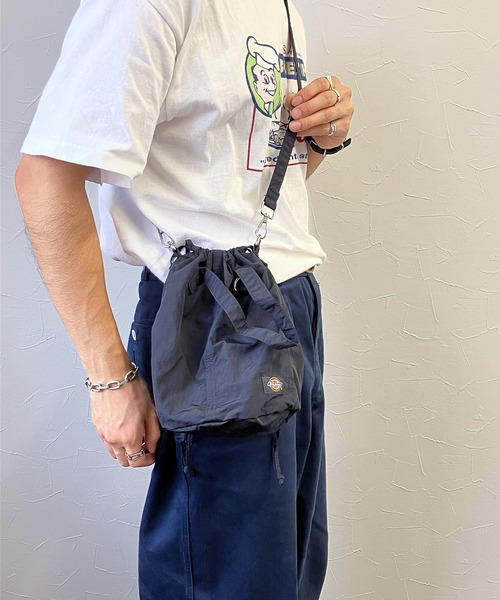 Dickies（ディッキーズ）の「【Dickies】WORKERS NYLON DS SHOULDER BAG/ディッキーズ ナイロン ワーカーズ ショルダー 巾着（ショルダーバッグ・メンズ・ブラック/ライトベージュ/カーキ・FREE）」の2枚目の写真