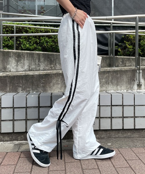 WEGO(ウィゴー)の「WEGO/ラインリボンデザインナイロンパンツ(カーゴパンツ・レディース・ブラック/ライトピンク/ホワイト・FREE)」の2枚目の写真