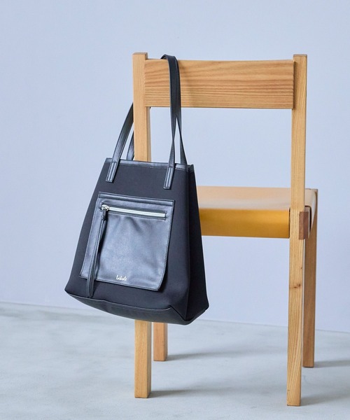 LAKOLE（ラコレ）の「ネオプレーンフロントポケットトートバッグ3 / 253209（トートバッグ・レディース・ブラック/オフホワイト/カーキ・FREE）」の2枚目の写真