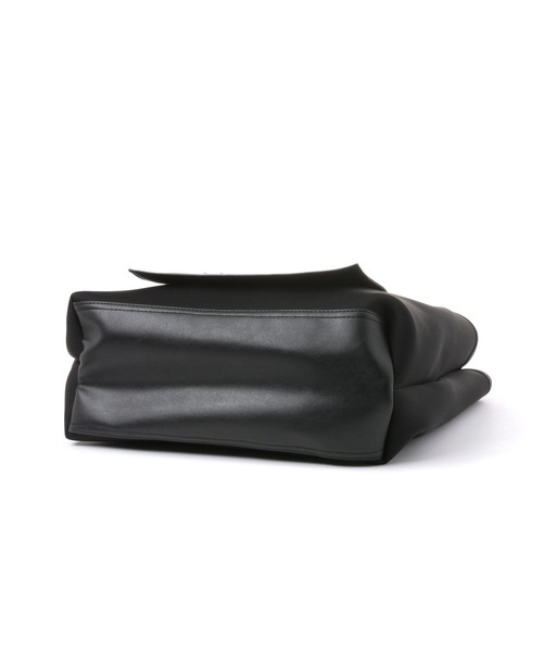 LAKOLE（ラコレ）の「ネオプレーンフロントポケットトートバッグ3 / 253209（トートバッグ・レディース・ブラック/オフホワイト/カーキ・FREE）」の7枚目の写真