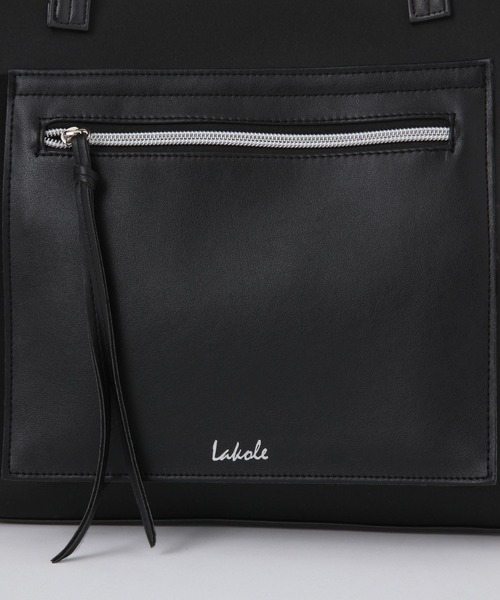 LAKOLE（ラコレ）の「ネオプレーンフロントポケットトートバッグ3 / 253209（トートバッグ・レディース・ブラック/オフホワイト/カーキ・FREE）」の9枚目の写真