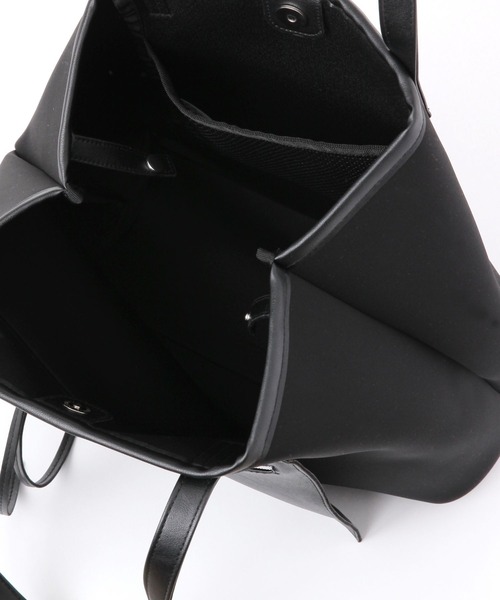 LAKOLE（ラコレ）の「ネオプレーンフロントポケットトートバッグ3 / 253209（トートバッグ・レディース・ブラック/オフホワイト/カーキ・FREE）」の11枚目の写真