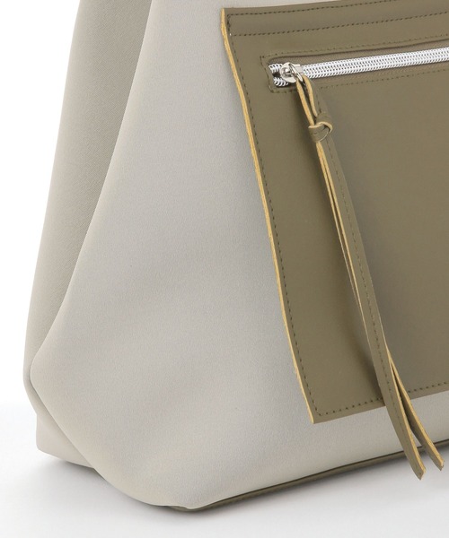 LAKOLE（ラコレ）の「ネオプレーンフロントポケットトートバッグ3 / 253209（トートバッグ・レディース・ブラック/オフホワイト/カーキ・FREE）」の16枚目の写真