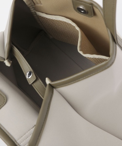 LAKOLE（ラコレ）の「ネオプレーンフロントポケットトートバッグ3 / 253209（トートバッグ・レディース・ブラック/オフホワイト/カーキ・FREE）」の17枚目の写真