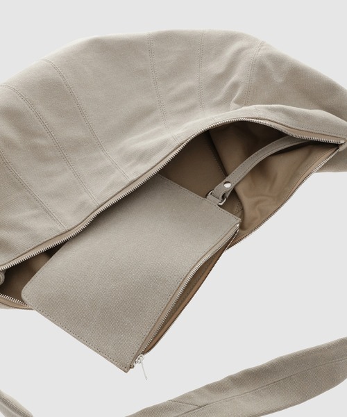 LEMAIRE(ルメール)の「XL CROISSANT BAG(ショルダーバッグ・メンズ・ブラック/ベージュ/ブラウン・ONE SIZE)」の9枚目の写真