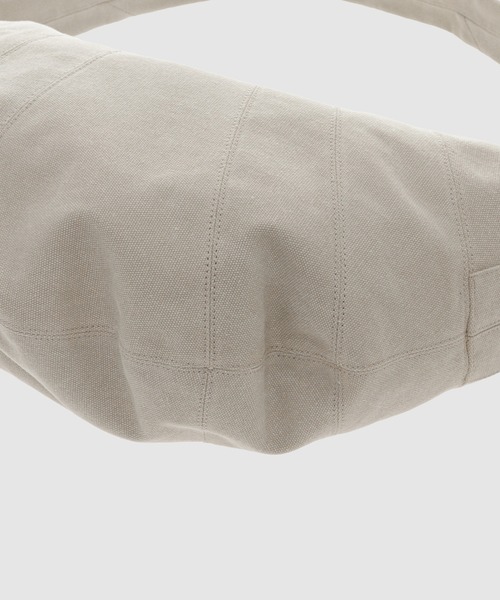 LEMAIRE(ルメール)の「XL CROISSANT BAG(ショルダーバッグ・メンズ・ブラック/ベージュ/ブラウン・ONE SIZE)」の10枚目の写真
