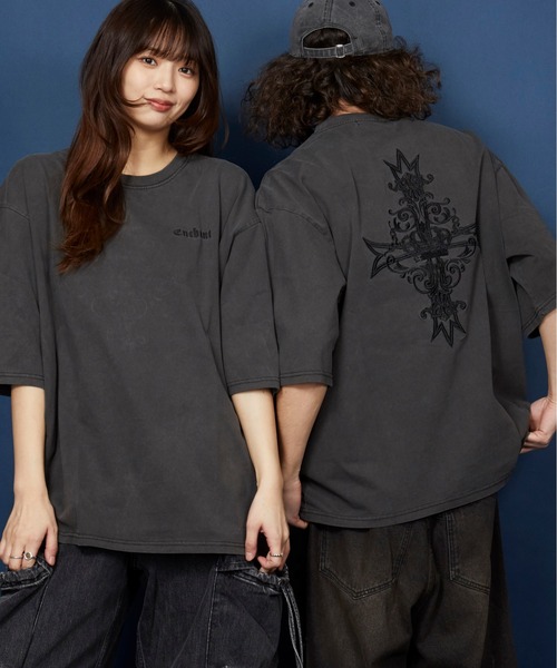 unrelaxing（アンリラクシング）の「オーバーサイズ  刺繍 Tシャツ 綿100％ /embroidery oversize T-shirt（Tシャツ/カットソー・メンズ・ホワイト系6/ホワイト系7/ホワイト系8/ホワイト/ブラック/その他/その他3/その他6/ブラック系その他2/ブラック系その他3/その他19/その他20/ブラック×ブルー/その他17/その他10/ブラック×レッド/ホワイト系2/ホワイト系4/ホワイト系/ホワイト系1/ブラック系その他4/ブラック系その他6/ライトブラック/ブラック系1/ブラック系3/その他8/ホワイト系9/スミクロ/ブラック系その他7/ブラック系/その他1/その他5/その他11/その他14/その他15/その他16/その他18/ホワイト系3/ホワイト系5/ブラック系その他/ブラック系2/その他4/その他7/その他9/その他12/その他21・SMALL/MEDIUM/LARGE/X-LARGE）」の18枚目の写真