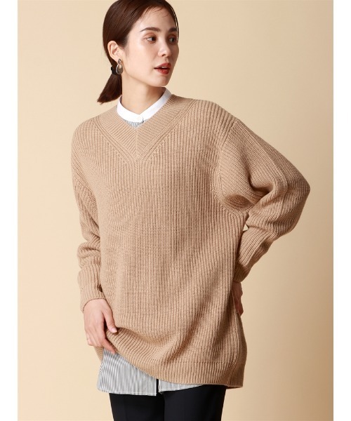 SUIT SQUARE(スーツスクエア)の「オーバーサイズVネックニット 長袖 ハンドウォッシュ アクリルウール 無地(ニット/セーター・レディース・キャメル/アイボリー/ダークブラウン・38(9号))」の3枚目の写真