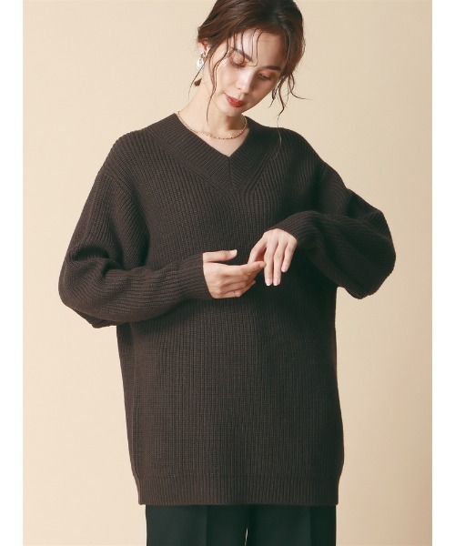 SUIT SQUARE(スーツスクエア)の「オーバーサイズVネックニット 長袖 ハンドウォッシュ アクリルウール 無地(ニット/セーター・レディース・キャメル/アイボリー/ダークブラウン・38(9号))」の13枚目の写真
