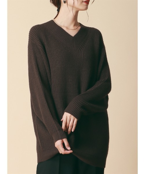 SUIT SQUARE(スーツスクエア)の「オーバーサイズVネックニット 長袖 ハンドウォッシュ アクリルウール 無地(ニット/セーター・レディース・キャメル/アイボリー/ダークブラウン・38(9号))」の16枚目の写真