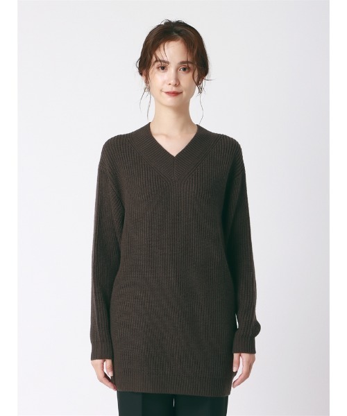 SUIT SQUARE(スーツスクエア)の「オーバーサイズVネックニット 長袖 ハンドウォッシュ アクリルウール 無地(ニット/セーター・レディース・キャメル/アイボリー/ダークブラウン・38(9号))」の18枚目の写真