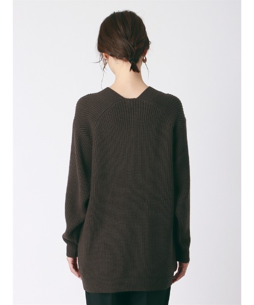 SUIT SQUARE(スーツスクエア)の「オーバーサイズVネックニット 長袖 ハンドウォッシュ アクリルウール 無地(ニット/セーター・レディース・キャメル/アイボリー/ダークブラウン・38(9号))」の19枚目の写真