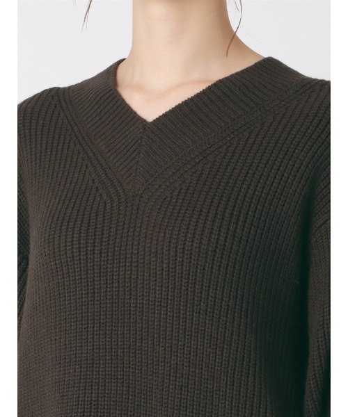 SUIT SQUARE(スーツスクエア)の「オーバーサイズVネックニット 長袖 ハンドウォッシュ アクリルウール 無地(ニット/セーター・レディース・キャメル/アイボリー/ダークブラウン・38(9号))」の20枚目の写真