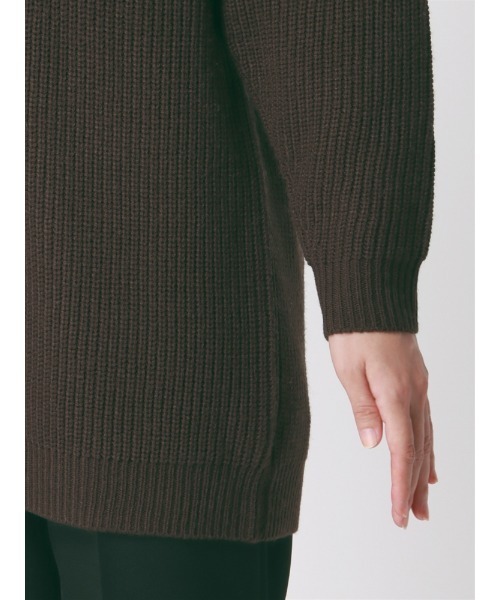 SUIT SQUARE(スーツスクエア)の「オーバーサイズVネックニット 長袖 ハンドウォッシュ アクリルウール 無地(ニット/セーター・レディース・キャメル/アイボリー/ダークブラウン・38(9号))」の21枚目の写真