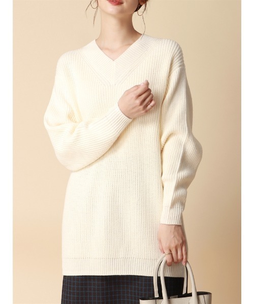 SUIT SQUARE(スーツスクエア)の「オーバーサイズVネックニット 長袖 ハンドウォッシュ アクリルウール 無地(ニット/セーター・レディース・キャメル/アイボリー/ダークブラウン・38(9号))」の4枚目の写真