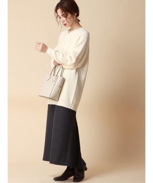 SUIT SQUARE(スーツスクエア)の「オーバーサイズVネックニット 長袖 ハンドウォッシュ アクリルウール 無地(ニット/セーター・レディース・キャメル/アイボリー/ダークブラウン・38(9号))」の5枚目の写真