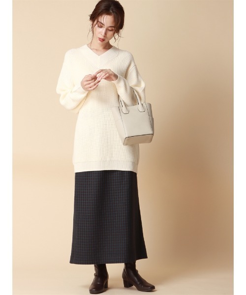 SUIT SQUARE(スーツスクエア)の「オーバーサイズVネックニット 長袖 ハンドウォッシュ アクリルウール 無地(ニット/セーター・レディース・キャメル/アイボリー/ダークブラウン・38(9号))」の6枚目の写真