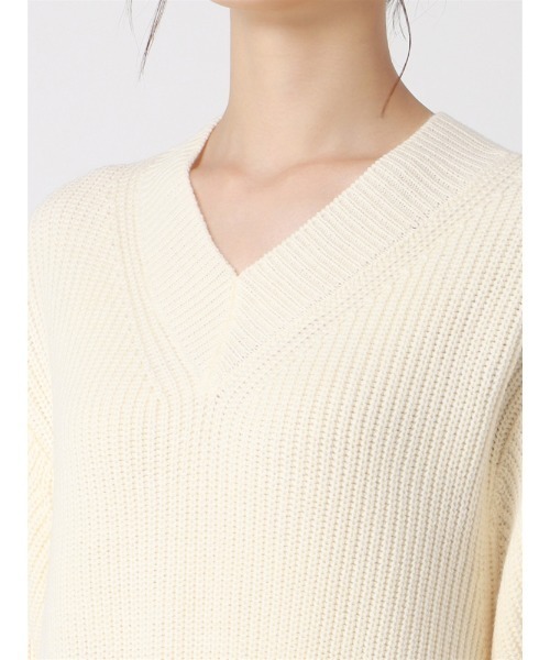 SUIT SQUARE(スーツスクエア)の「オーバーサイズVネックニット 長袖 ハンドウォッシュ アクリルウール 無地(ニット/セーター・レディース・キャメル/アイボリー/ダークブラウン・38(9号))」の11枚目の写真
