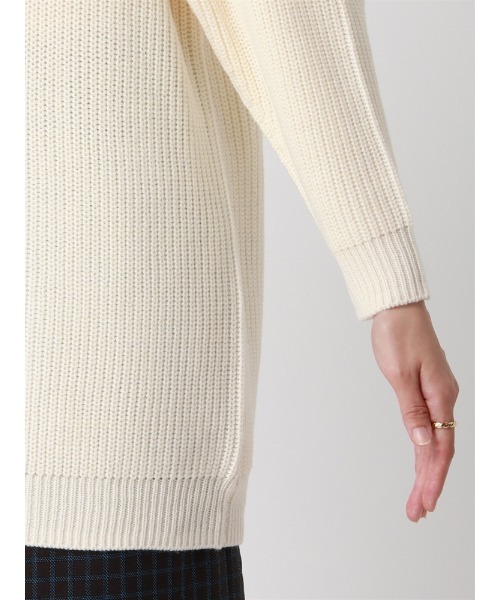 SUIT SQUARE(スーツスクエア)の「オーバーサイズVネックニット 長袖 ハンドウォッシュ アクリルウール 無地(ニット/セーター・レディース・キャメル/アイボリー/ダークブラウン・38(9号))」の12枚目の写真