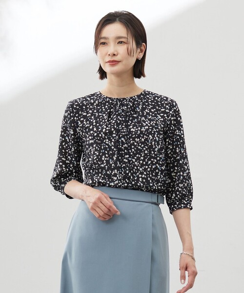 J.PRESS Ladies(J.プレス レディス)の「【洗える】スパンローンフラワープリント クルーネック ブラウス(シャツ/ブラウス・レディース・アイボリー系5/ネイビー系5・XS)」の2枚目の写真