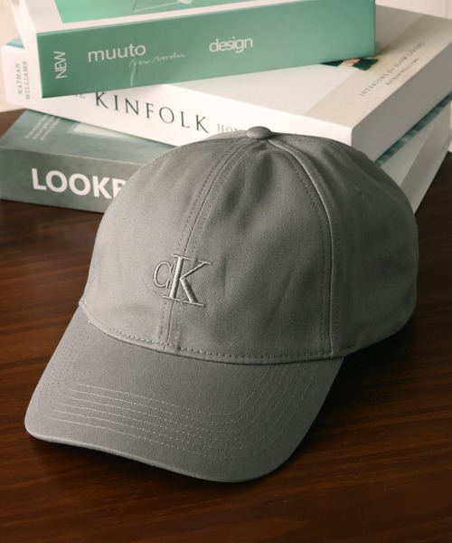 Calvin Klein(カルバン・クライン)の「【Calvin Klein/カルバンクライン】6 PANEL SMALL MONOGRAM BASEBALL CAP/コットンツイル スモール モノグラムキャップ(キャップ・メンズ・ブラック/アイボリー/ホワイト/チャコールグレー・ONE SIZE)」の4枚目の写真