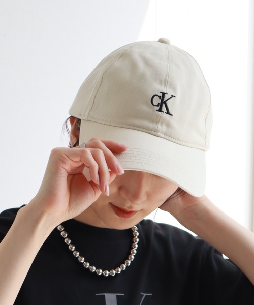 Calvin Klein(カルバン・クライン)の「【Calvin Klein/カルバンクライン】6 PANEL SMALL MONOGRAM BASEBALL CAP/コットンツイル スモール モノグラムキャップ(キャップ・メンズ・ブラック/アイボリー/ホワイト/チャコールグレー・ONE SIZE)」の5枚目の写真