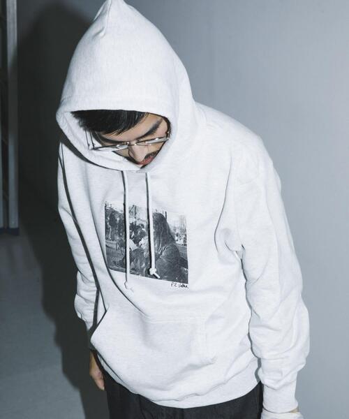 URBAN RESEARCH(アーバンリサーチ)の「BLANKMAG B/W photo Hoodie(パーカー・メンズ・ライトグレー/ブラック・X-LARGE/LARGE/MEDIUM)」の3枚目の写真