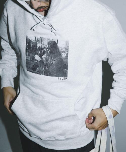 URBAN RESEARCH(アーバンリサーチ)の「BLANKMAG B/W photo Hoodie(パーカー・メンズ・ライトグレー/ブラック・X-LARGE/LARGE/MEDIUM)」の4枚目の写真