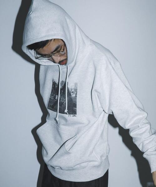 URBAN RESEARCH(アーバンリサーチ)の「BLANKMAG B/W photo Hoodie(パーカー・メンズ・ライトグレー/ブラック・X-LARGE/LARGE/MEDIUM)」の5枚目の写真