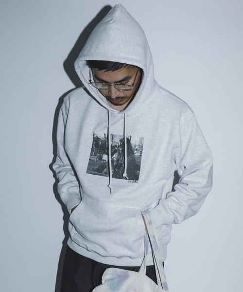 URBAN RESEARCH(アーバンリサーチ)の「BLANKMAG B/W photo Hoodie(パーカー・メンズ・ライトグレー/ブラック・X-LARGE/LARGE/MEDIUM)」の6枚目の写真