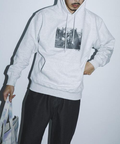 URBAN RESEARCH(アーバンリサーチ)の「BLANKMAG B/W photo Hoodie(パーカー・メンズ・ライトグレー/ブラック・X-LARGE/LARGE/MEDIUM)」の7枚目の写真