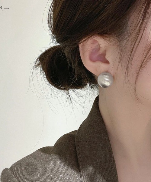 Forcement(フォースメント)の「艶消しボールデザイン大人ピアス(ピアス(両耳用)・レディース・シルバー/ゴールド・ONESIZE)」の1枚目の写真