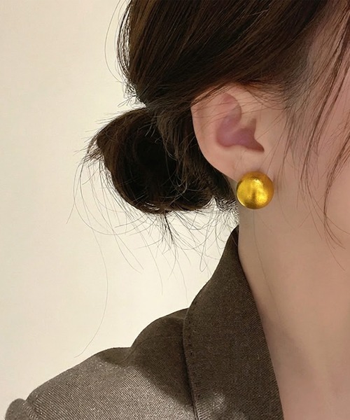 Forcement(フォースメント)の「艶消しボールデザイン大人ピアス(ピアス(両耳用)・レディース・シルバー/ゴールド・ONESIZE)」の2枚目の写真