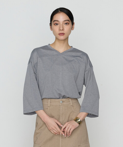 COMME CA（コムサ）の「36Gポリエステル／レーヨン天竺 Vネックカットソー（Tシャツ/カットソー・レディース・グレー/ホワイト/チャコール・FREE）」の13枚目の写真