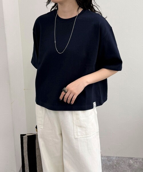 fredy emue（フレディエミュ）の「【新色追加！】ベーシッククロップド丈Tシャツ（Tシャツ/カットソー・レディース・チャコールグレー/ライトグレー/オフホワイト/ベビーピンク/ネイビー/グレイッシュベージュ・38）」の5枚目の写真