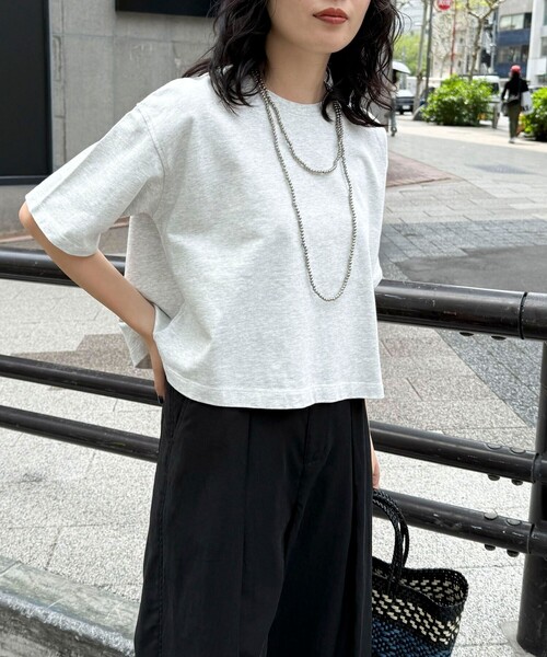 fredy emue（フレディエミュ）の「【新色追加！】ベーシッククロップド丈Tシャツ（Tシャツ/カットソー・レディース・チャコールグレー/ライトグレー/オフホワイト/ベビーピンク/ネイビー/グレイッシュベージュ・38）」の13枚目の写真