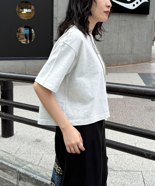 fredy emue（フレディエミュ）の「【新色追加！】ベーシッククロップド丈Tシャツ（Tシャツ/カットソー・レディース・チャコールグレー/ライトグレー/オフホワイト/ベビーピンク/ネイビー/グレイッシュベージュ・38）」の14枚目の写真
