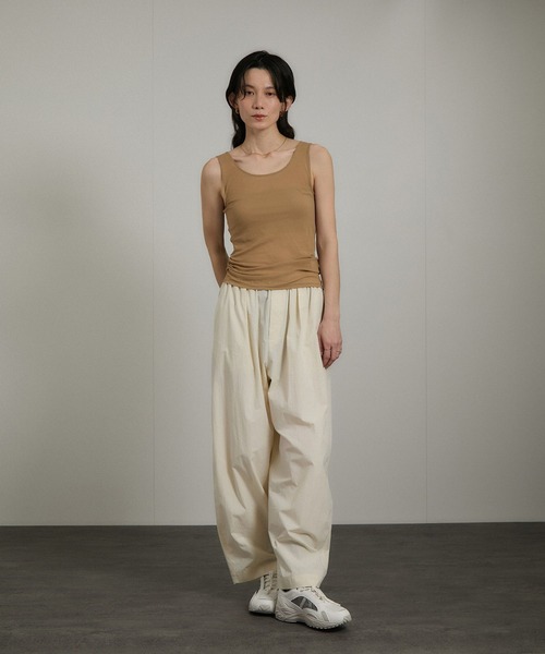 SALON adam et rope'（サロン アダム エ ロペ）の「シアーコントラストカップ付きタンク（タンクトップ・レディース・ベージュ/オフホワイト/ブラック・FREE）」の5枚目の写真