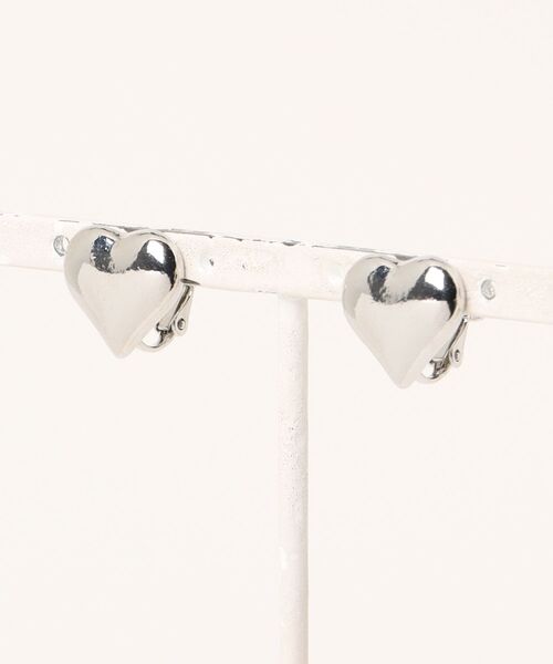 FOREVER 21（フォーエバー トゥエンティーワン）の「ミニハートイヤリング（イヤリング・レディース・シルバー/ゴールド・FREE）」の7枚目の写真