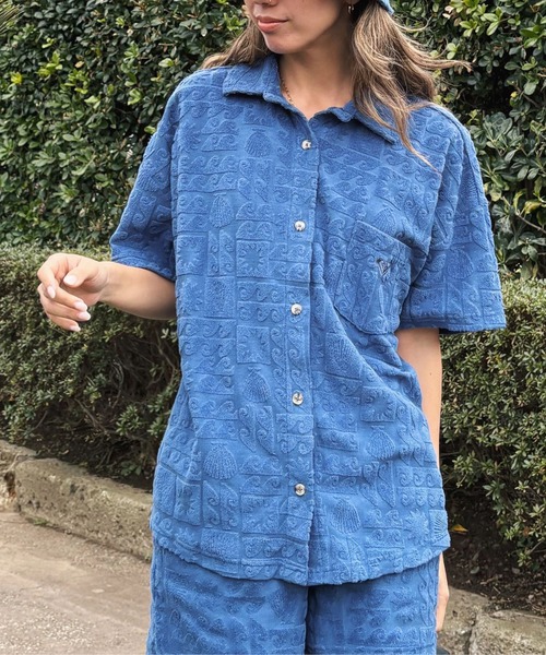 ROXY(ロキシー)の「SUNBATHING SHIRT /ロキシー総柄パイル開襟シャツ(シャツ/ブラウス・レディース・ネイビー/パープル/オレンジ・SMALL)」の2枚目の写真