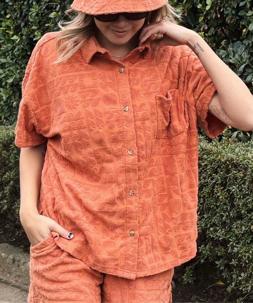 ROXY(ロキシー)の「SUNBATHING SHIRT /ロキシー総柄パイル開襟シャツ(シャツ/ブラウス・レディース・ネイビー/パープル/オレンジ・SMALL)」の3枚目の写真