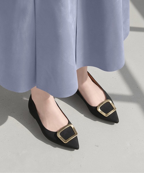 MAMIAN（マミアン）の「ポインテッドトゥ バックル付き フラットパンプス（パンプス・レディース・ブラック系その他/グレイッシュベージュ/ベージュ系その他/ブラック・24.0cm/23.5cm/23.0cm/22.5cm/25.0cm/24.5cm）」の3枚目の写真